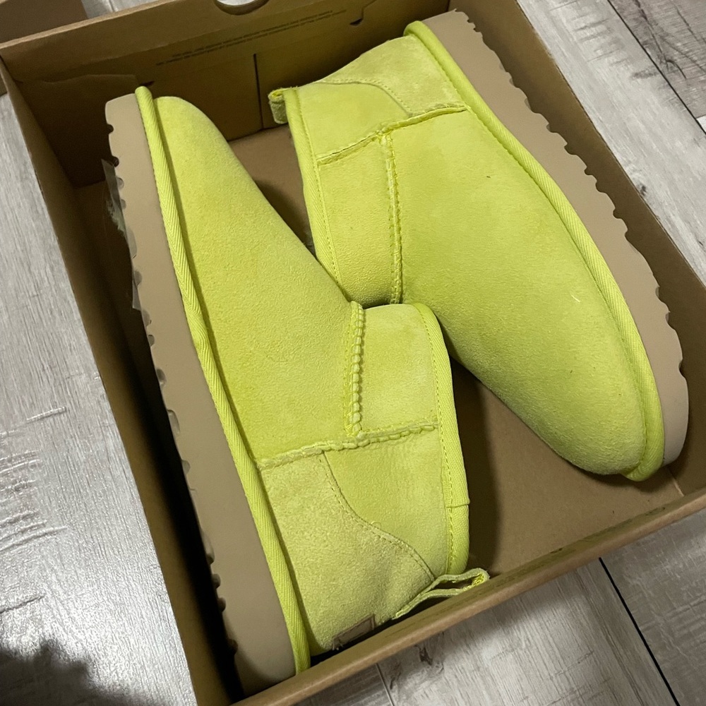 UGG Classic Ultra Mini - Picture 1 of 7